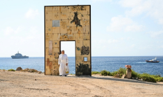 Le pape Léon XIV devant la "Porte de l'Europe", créée par l'artiste italien Mimmo Paladino, lors de sa visite sur l'île italienne de Lampedusa, le 4 juillet 2026 ( AFP / Tiziana FABI )