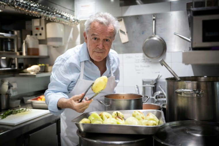 Le chef Alain Passard pose dans son restaurant l'Arpège à Paris où il sert désormais une cuisine exclusivement végétale, le 22 juillet 2025 ( AFP / BERTRAND GUAY )