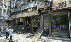 Des enquêteurs sur les lieux après un incendie qui a fait au moins 21 morts dans un hôtel bon marché de New Delhi le 3 juin 2026 ( AFP / Arun SANKAR )