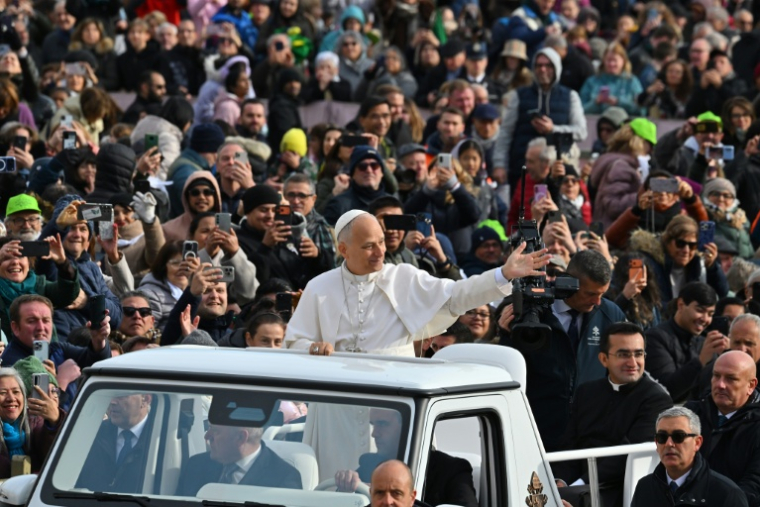 Le pape Léon XIV (C) salue la foule depuis la papamobile à son arrivée à l'audience du Jubilé des chœurs et de la Société chorale sur la place Saint-Pierre, au Vatican, le 22 novembre 2025. ( AFP / Andreas SOLARO )