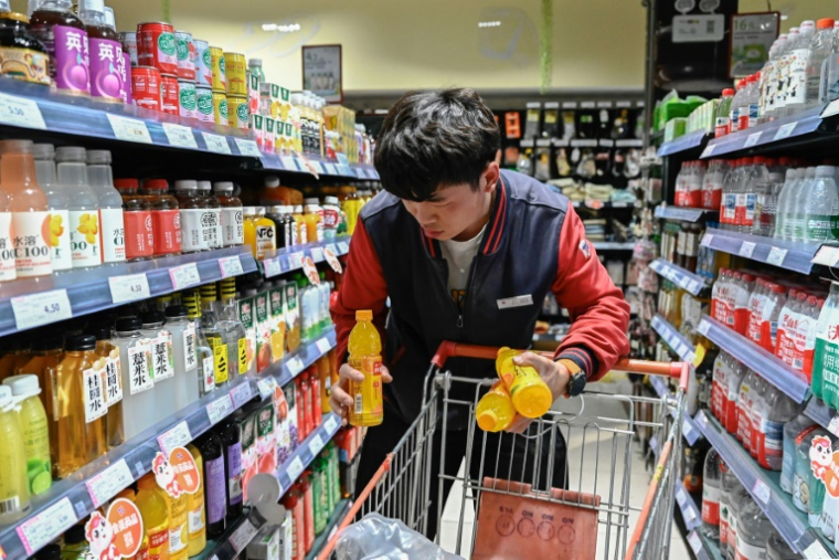 Dans un supermarché à Pékin, le 15 avril 2025 ( AFP / Pedro PARDO )