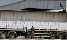 Un camion transportant de l'aide au passage de Kerem Shalom entre Israël et Gaza