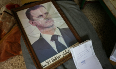 Un portrait brisé du président syrien déchu Bachar al-Assad ( AFP / OMAR HAJ KADOUR )