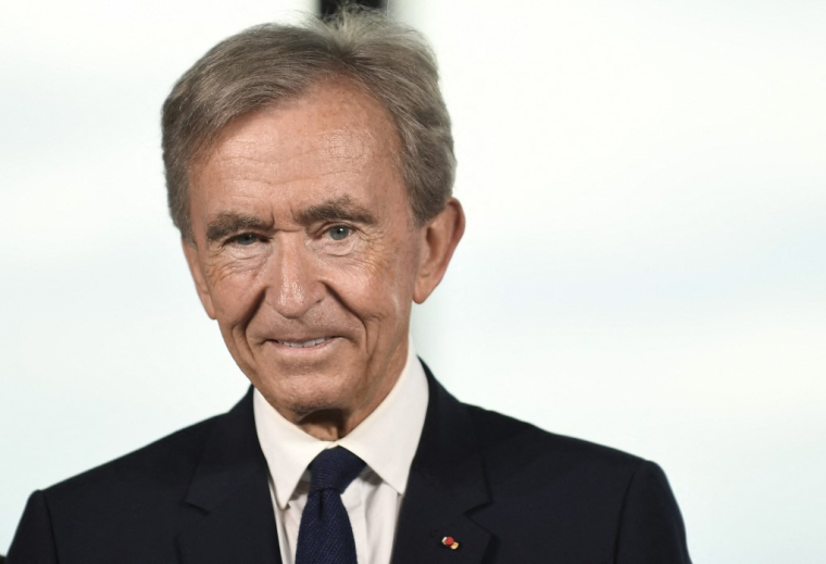 Le Français Bernard Arnault, PDG de LVMH, reste l'homme le plus riche du monde. ( AFP / JULIEN DE ROSA )
