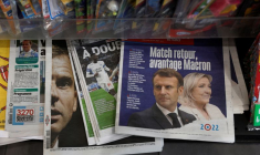 Des journaux dans un kiosque