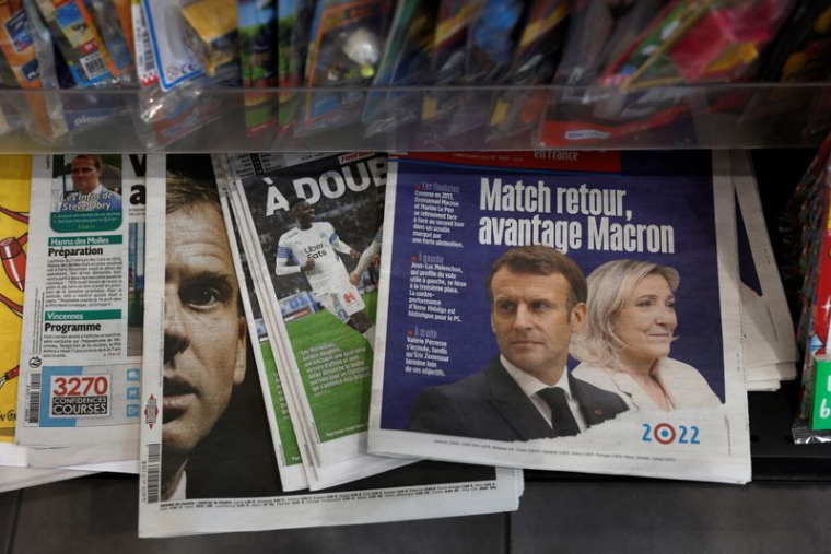 Des journaux dans un kiosque