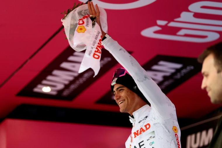 Le Mexicain Isaac Del Toro en maillot blanc sur la première marche du podium après avoir remporté la 17e étape du Giro le 28 mai 2025 à Bormio en Italie ( AFP / Luca Bettini )