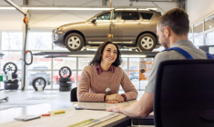 Vous pouvez réduire la facture d’entretien de votre voiture en utilisant des pièces d’occasion ou en faisant appel à un mécanicien apprenti par exemple. ( crédit photo : Getty Images )