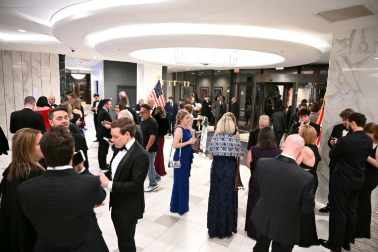 Des journalistes dans le hall de l'hôtel Hilton de Washington après qu'un homme armé a tenté de forcer l'entrée du dîner des correspondants de la Maison Blanche auquel assistait le président américain Donald Trump, le 25 avril 2026  ( AFP / Alex WROBLEWSKI )