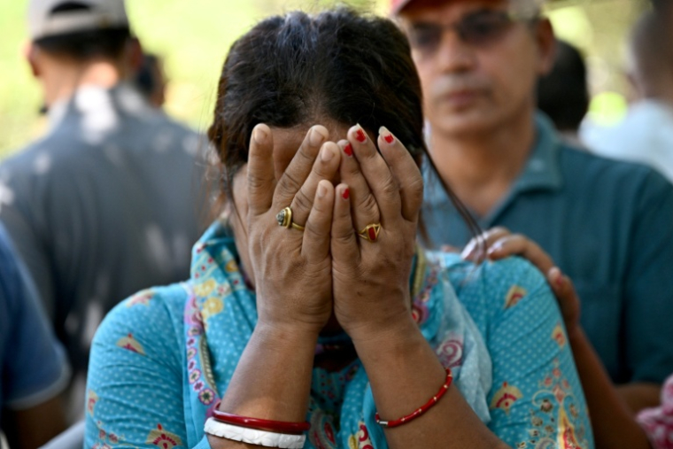 Une proche d'une personne disparue dans les inondations, à Trishuli Bazar, le 5 septembre 2026 au Népal ( AFP / Pedro PARDO )