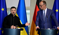 Friedrich Merz (d) et Volodymyr Zelensky (g) en conférence de presse à Berlin le 14 avril 2026 ( AFP / Tobias SCHWARZ )