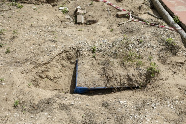 Des fouilles archéologiques au cimetière militaire de Thiaroye, près de Dakar, le 23 octobre 2025 au Sénégal ( AFP / PATRICK MEINHARDT )
