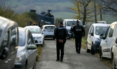 Des gendarmes à proximité d'un rassemblement d'agriculteurs pour empêcher l'abattage d'un troupeau de 200 vaches parmi lesquelles un cas de dermatose nodulaire contagieuse (DNC) a été détecté à Les-Bordes-sur-Arize, le 11 décembre 2025 en Ariège ( AFP / Matthieu RONDEL )