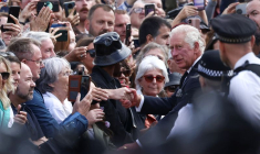 GRANDE-BRETAGNE: PREMIER BAIN DE FOULE POUR LE ROI CHARLES III DEVANT BUCKINGHAM
