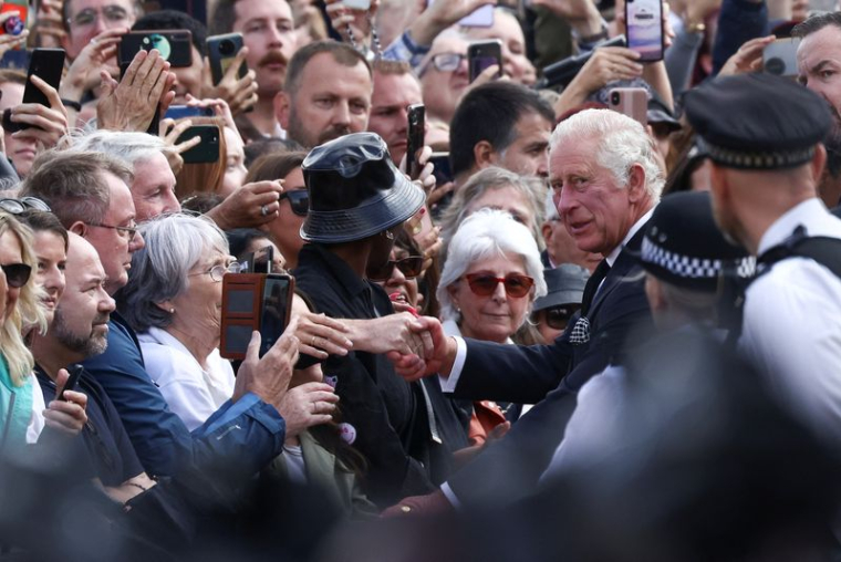 GRANDE-BRETAGNE: PREMIER BAIN DE FOULE POUR LE ROI CHARLES III DEVANT BUCKINGHAM