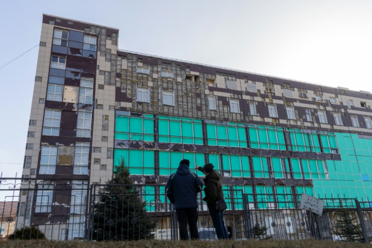 Un bâtiment endommagé par des frappes dans la ville russe de Belgorod, près de la frontière avec l’Ukraine, le 12 mars 2026 ( AFP / Andrey BORODULIN )