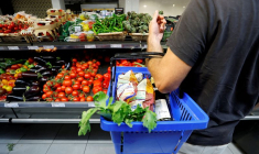 Un client fait ses courses dans un supermarché à Nice