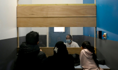 Des enfants visitent au parloir leur père détenu à la prison de Baumettes, à Marseille, le 13 février 2021 ( AFP / Nicolas TUCAT )