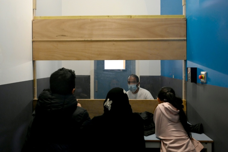 Des enfants visitent au parloir leur père détenu à la prison de Baumettes, à Marseille, le 13 février 2021 ( AFP / Nicolas TUCAT )