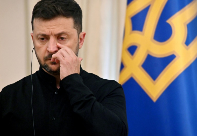 Le président ukrainien Volodymyr Zelensky lors d'une conférence de presse à Kiev le 12 juin 2025 avec le ministre allemand de la Défense Boris Pistorius ( AFP / Sergei SUPINSKY )