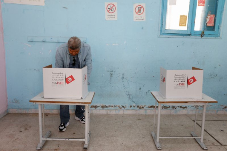 Un homme vote dans un bureau de vote lors des élections législatives à Tunis, en Tunisie