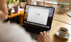 un ordinateur et google (Crédit: Firmbee.com / Unsplash)