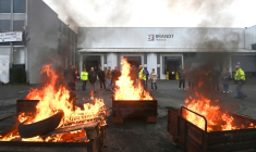 Des palettes brûlées devant l'usine Brandt où sont rassemblés des employés, le 11 décembre 2025 à Vendôme, dans le Loir-et-Cher ( AFP / JEAN-FRANCOIS MONIER )