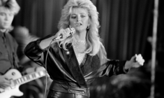 La chanteuse britannique Bonnie Tyler en concert à Paris, le 17 décembre 1984 ( AFP / PHILIPPE WOJAZER )