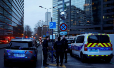 Les forces de police sécurisent la zone après un problème de sécurité dans un centre commercial de La Défense