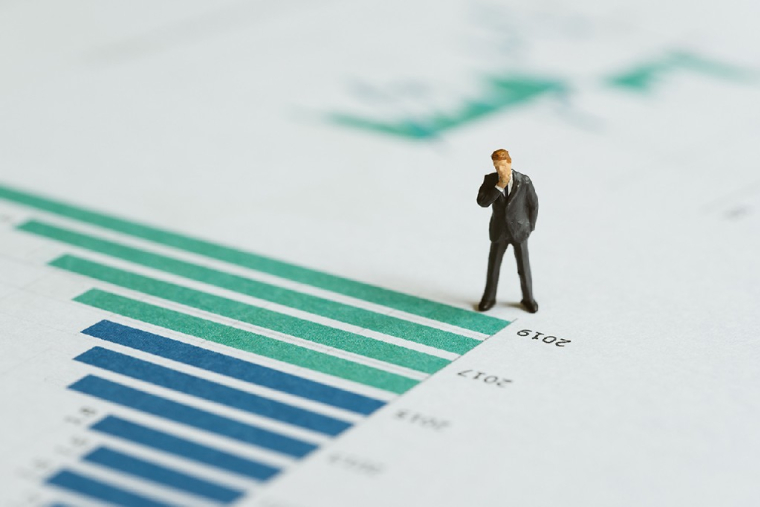 A une époque où les valorisations tant des obligations que des actions sont historiquement élevés, est-il raisonnable d'opter pour une gestion passive ? (crédit : Adobe Stock)