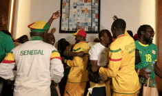 Des supporters sénégalais graciés par le roi du Maroc arrivent à l'aéroport Blaise Diagne de Diamniadio, au Sénégal, le 24 mai 2026 ( AFP / SEYLLOU )