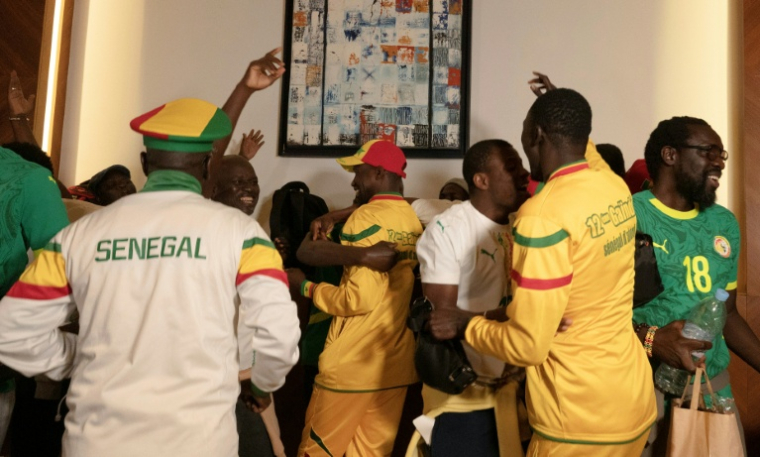 Des supporters sénégalais graciés par le roi du Maroc arrivent à l'aéroport Blaise Diagne de Diamniadio, au Sénégal, le 24 mai 2026 ( AFP / SEYLLOU )