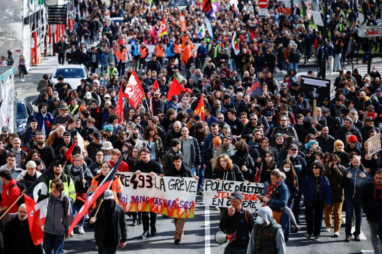 Photo des manifestants pour protester contre l'article 49.3 de la Constitution pour faire adopter sans vote l'impopulaire réforme des retraites