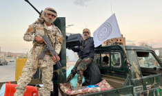 Photo montrant des forces soutenues par Ryad contrôler une position militaire en périphérie de la ville d'al-Mukalla, la capitale de la province d'Hadramout, au Yémen, le 3 janvier 2026 ( AFP / - )