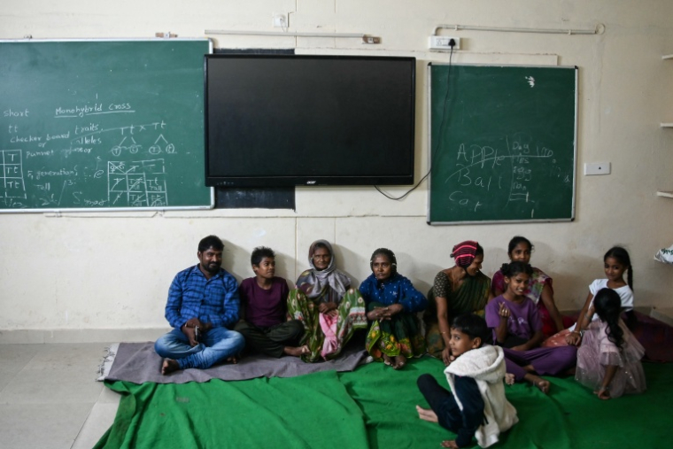 Des habitants réfugiés dans une école à Kakinada en Inde le 27 octobre 2026 avant l'arrivée du cyclone Arnab ( AFP / NOAH SEELAM )