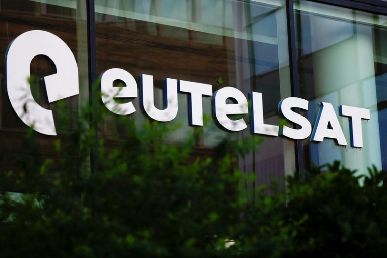 Le logo d'Eutelsat au siège de l'entreprise