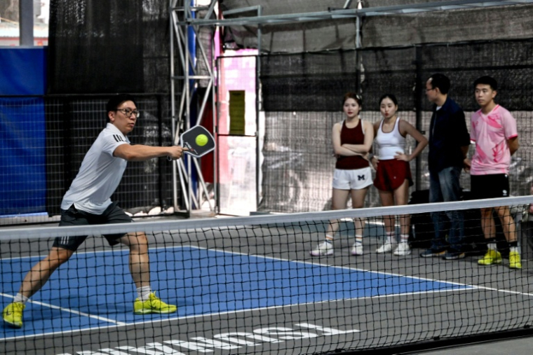 Partie de pickleball à Hanoï, le 23 décembre 2025 ( AFP / Nhac NGUYEN )