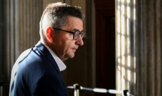 L'ancien maire de Saint-Étienne Gaël Perdriau arrive au palais de justice de Lyon pour la décision en appel dans l'affaire de la sextape, le 10 septembre 2026 ( AFP / OLIVIER CHASSIGNOLE )