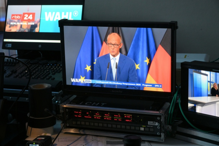 Un écran de télévision montre le chancelier allemand et chef de l’Union chrétienne-démocrate (CDU) Friedrich Merz faisant une déclaration à Berlin, le 20 septembre 2026 ( AFP / RALF HIRSCHBERGER )