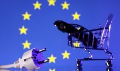 Illustration d'une prise électrique, un chariot de courses et une voiture miniature devant un drapeau de l'Union Européenne