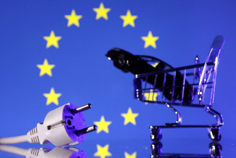 Illustration d'une prise électrique, un chariot de courses et une voiture miniature devant un drapeau de l'Union Européenne