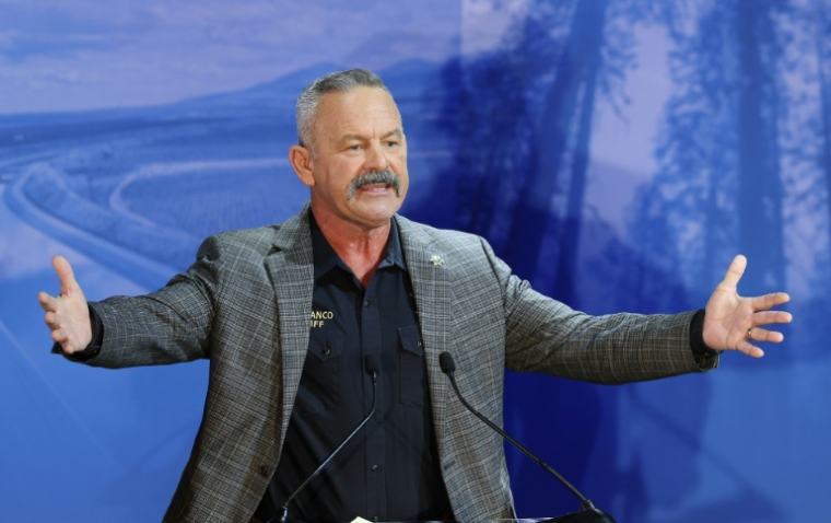 Chad Bianco, candidat républicain au poste de gouverneur de Californie, lors d'un débat télévisé à l'université Promona, à Claremont, près de Los Angeles, le 28 avril 2026 ( AFP / Patrick T. Fallon )