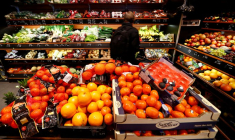 Des étagères pleines de fruits sont photographiées dans un supermarché lors de la propagation du coronavirus (COVID-19) à Berlin