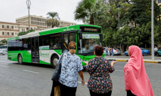 Des femmes devant un bus au Caire en Egypte le 2 octobre 2023. ( AFP / Khaled DESOUKI )