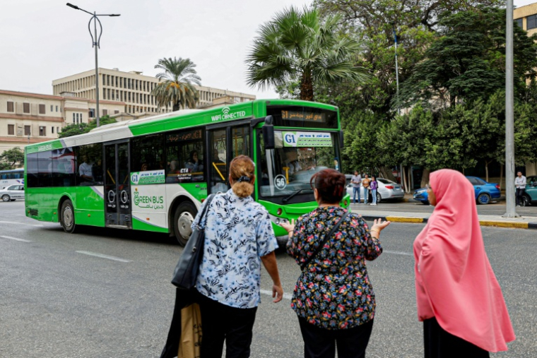Des femmes devant un bus au Caire en Egypte le 2 octobre 2023. ( AFP / Khaled DESOUKI )