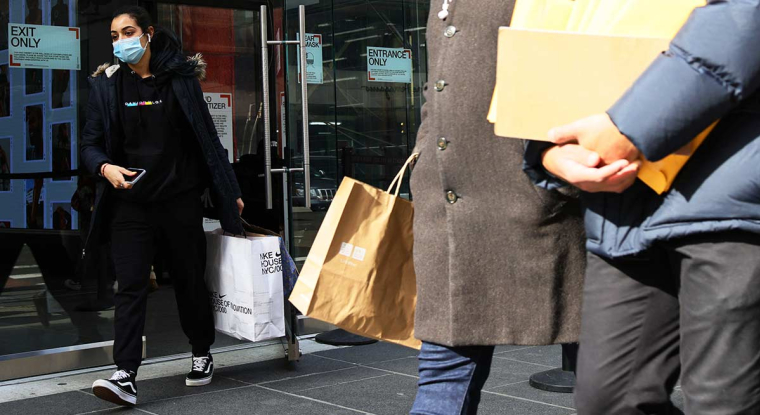 Les américains dépensent sans compter dès qu'ils perçoivent des aides publiques. (© AFP)