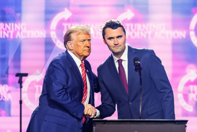 L'influenceur conservateur Charlie Kirk (d) et le président américain Donald Trump lors de l'America Fest 2024 à Phoenix, en Arizona, le 22 décembre 2024 ( AFP / JOSH EDELSON )