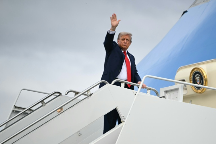 Donald Trump quitte Anchorage, en Alaska, le 15 août 2025 ( AFP / ANDREW CABALLERO-REYNOLDS )