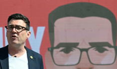 Le maire du Grand Manchester, Andy Burnham, s'exprime au lancement de sa campagne pour le scrutin législatif partiel du 18 juin, le 22 mai 2026 à Ashton-in-Makerfield, dans le nord-ouest de l'Angleterre ( AFP / Paul ELLIS )