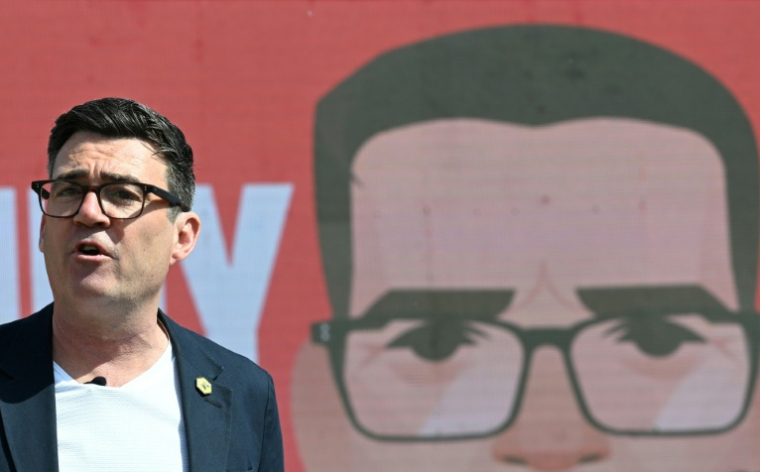 Le maire du Grand Manchester, Andy Burnham, s'exprime au lancement de sa campagne pour le scrutin législatif partiel du 18 juin, le 22 mai 2026 à Ashton-in-Makerfield, dans le nord-ouest de l'Angleterre ( AFP / Paul ELLIS )
